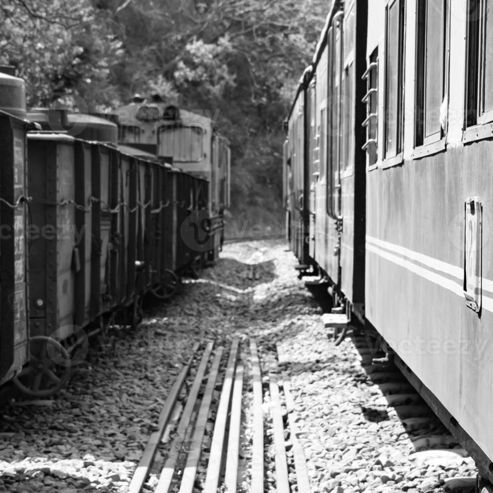 tren de juguete moviéndose en la ladera de la montaña, hermosa vista, montaña de un lado, valle de un lado moviéndose en ferrocarril a la colina, entre bosques naturales verdes.tren de juguete de kalka a shimla en india-blanco y negro foto