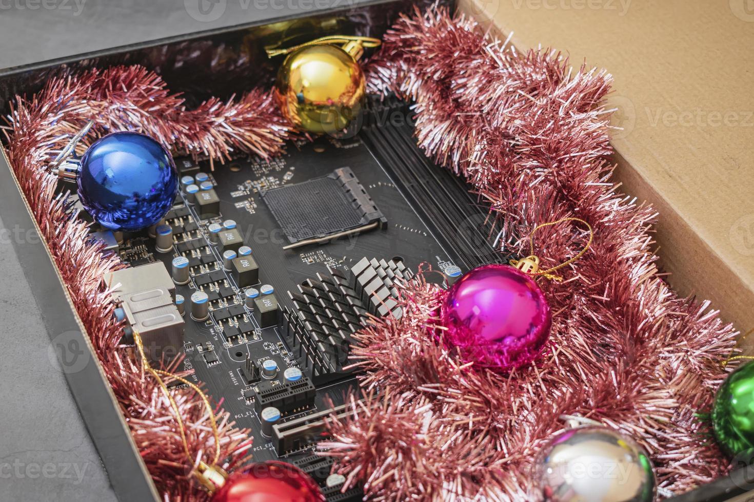 placa base de la computadora en una caja de regalo brillante para navidad foto