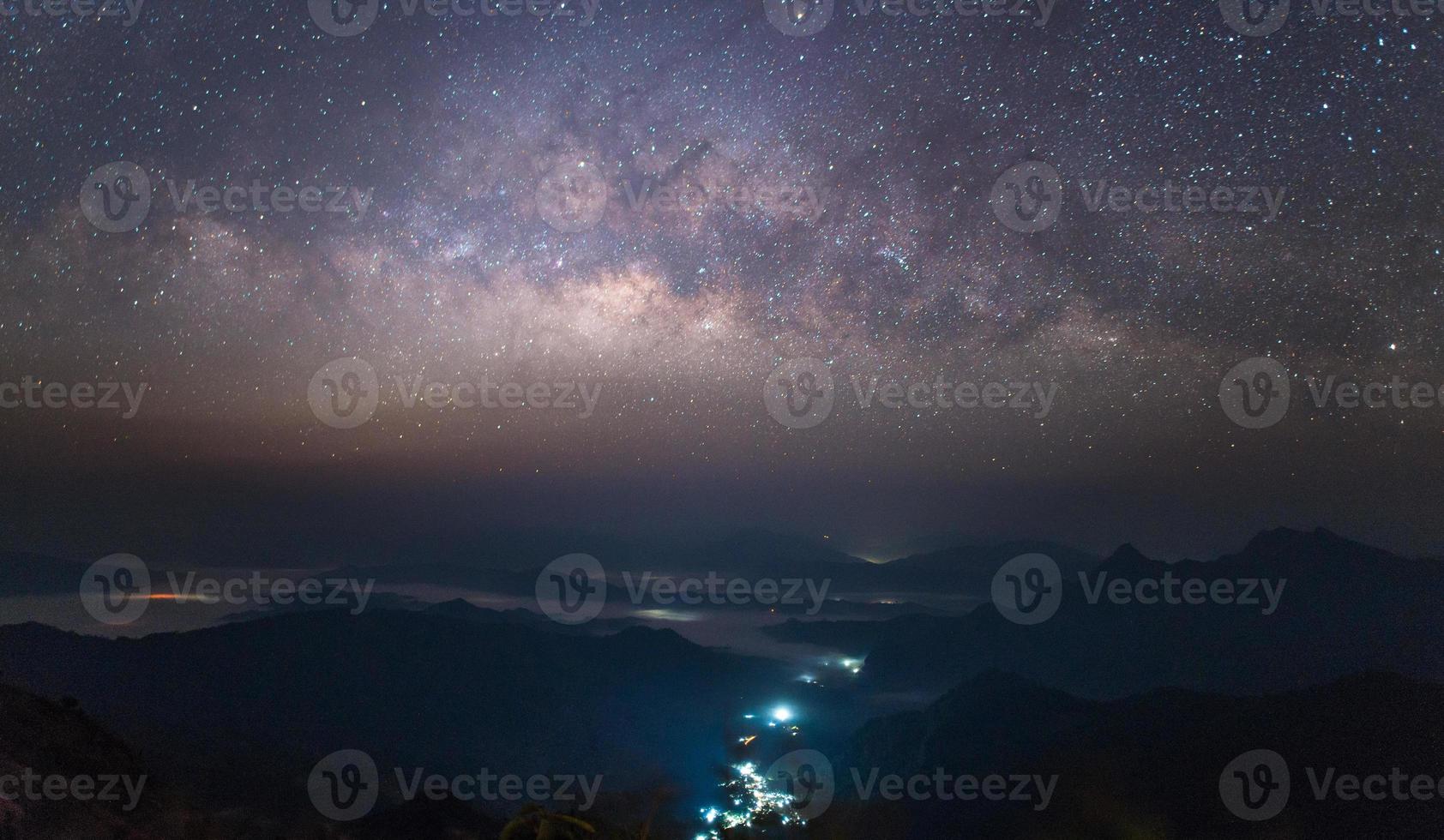 la hermosa vía láctea en la noche estrellada sobre el paisaje del campo de tailandia. foto