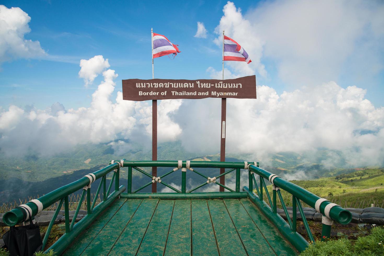 la frontera de tailandia y el punto de vista de myanmar desde la montaña doi tung en la provincia de chiang rai de tailandia. foto