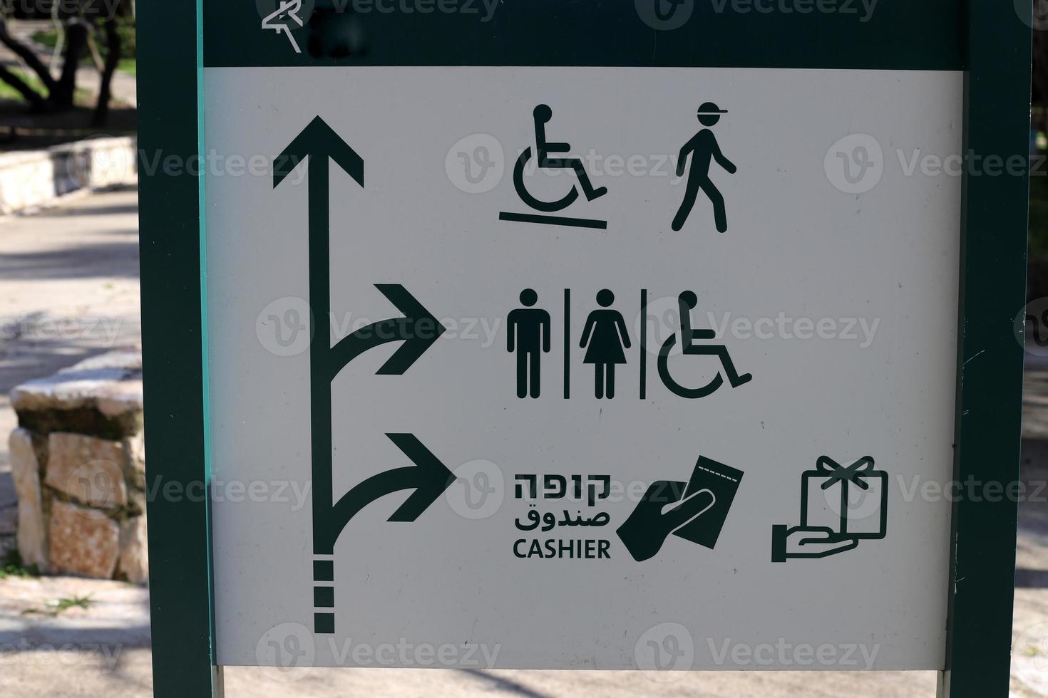 señal de información vial instalada al costado de la carretera en israel. foto