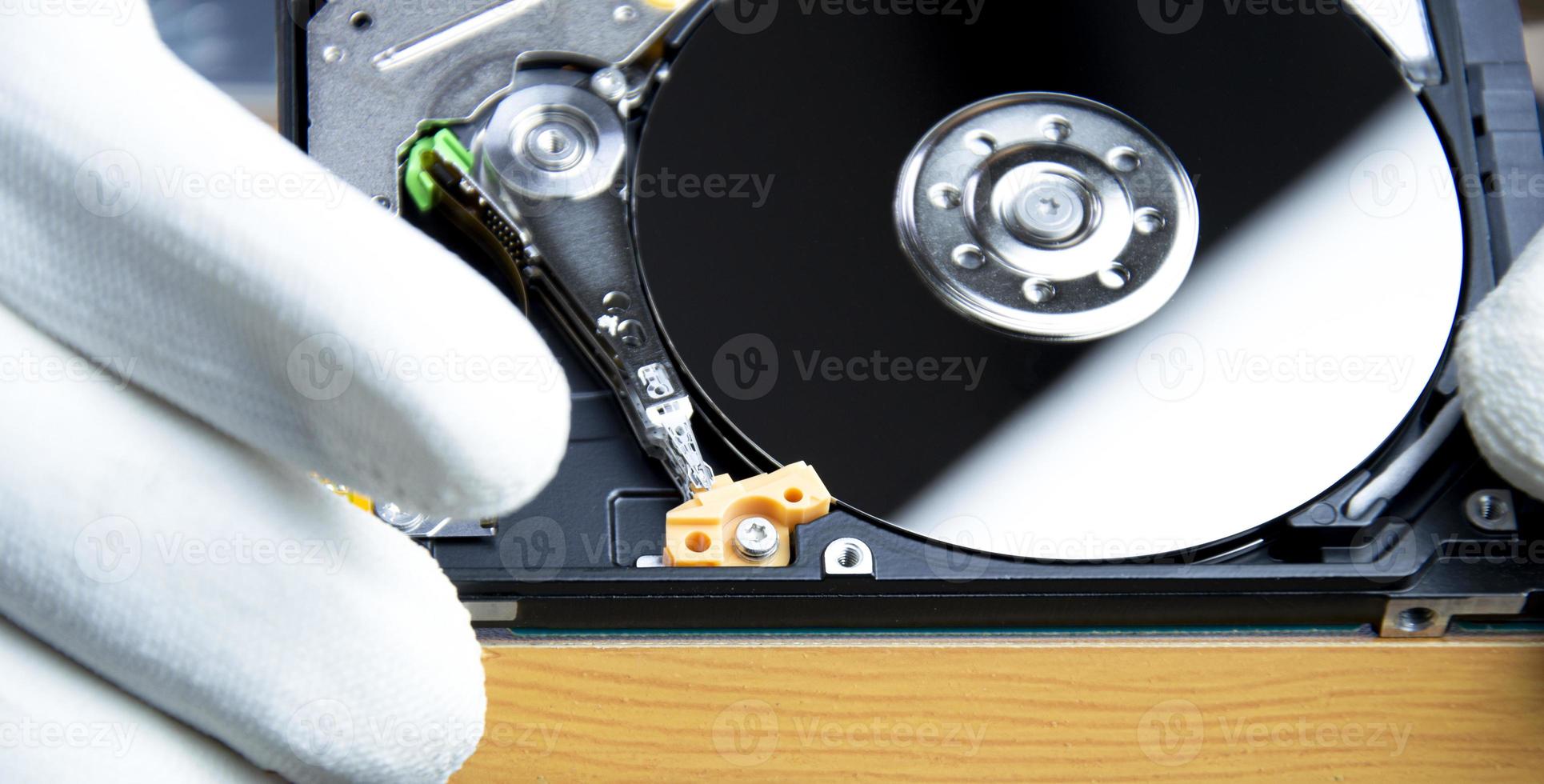 mecánico reparando disco duro, disco duro es un dispositivo para almacenar datos. foto