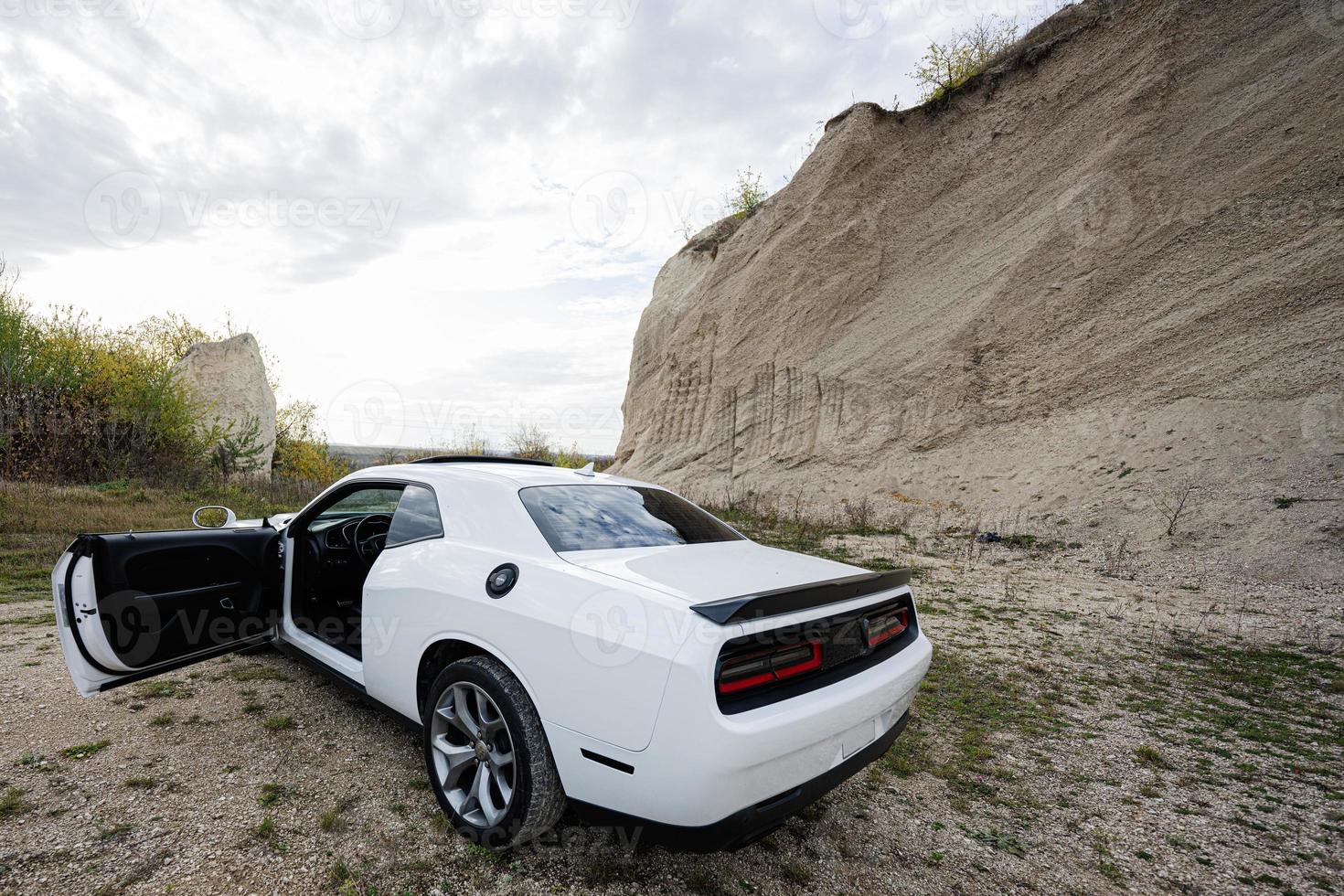 poderoso coche de músculo americano blanco en carrera. foto