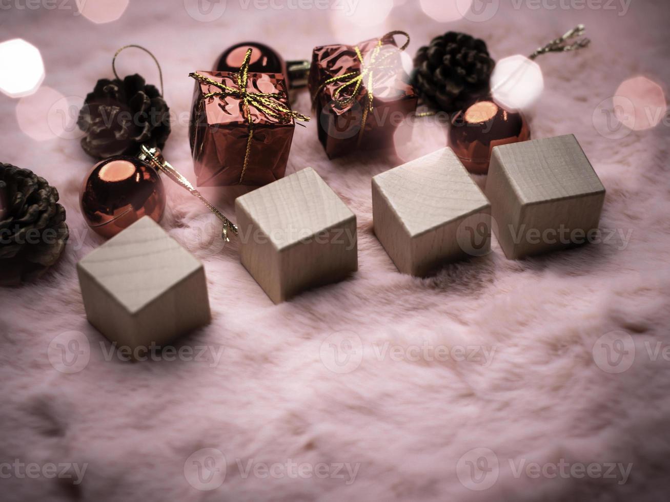 árbol de navidad y bolas de caja de regalo. guirnaldas de bokeh en el fondo borroso. bloque de cubo para contener el propósito de hacer negocios superando. desarrollando ideas para el nuevo año 2023 foto