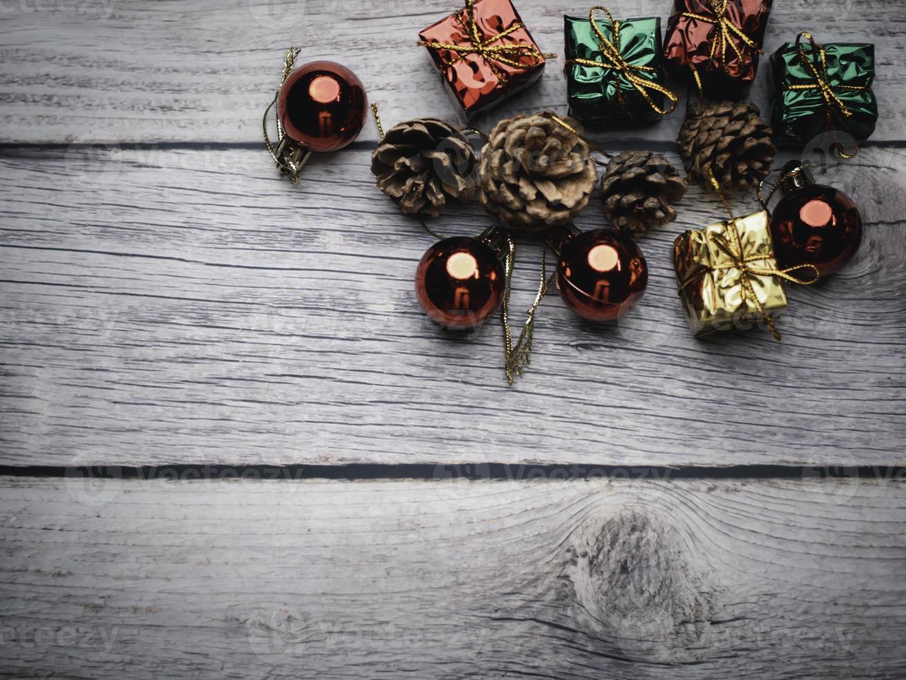 árbol de navidad y bolas de caja de regalo. guirnaldas de bokeh en el fondo borroso. bloque de cubo para contener el propósito de hacer negocios superando. desarrollando ideas para el nuevo año 2023 foto