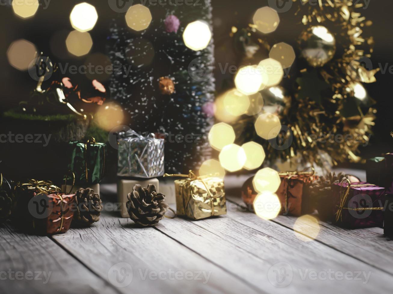 árbol de navidad y bolas de caja de regalo. guirnaldas de bokeh en el fondo borroso. bloque de cubo para contener el propósito de hacer negocios superando. desarrollando ideas para el nuevo año 2023 foto