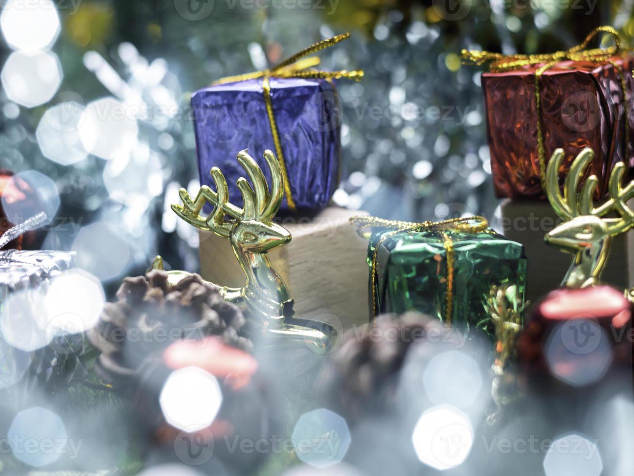 árbol de navidad y bolas de caja de regalo. guirnaldas de bokeh en el fondo borroso. bloque de cubo para contener el propósito de hacer negocios superando. desarrollando ideas para el nuevo año 2023 foto