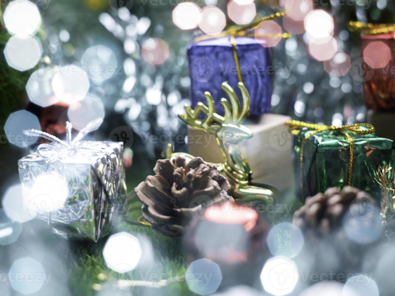 árbol de navidad y bolas de caja de regalo. guirnaldas de bokeh en el fondo borroso. bloque de cubo para contener el propósito de hacer negocios superando. desarrollando ideas para el nuevo año 2023 foto