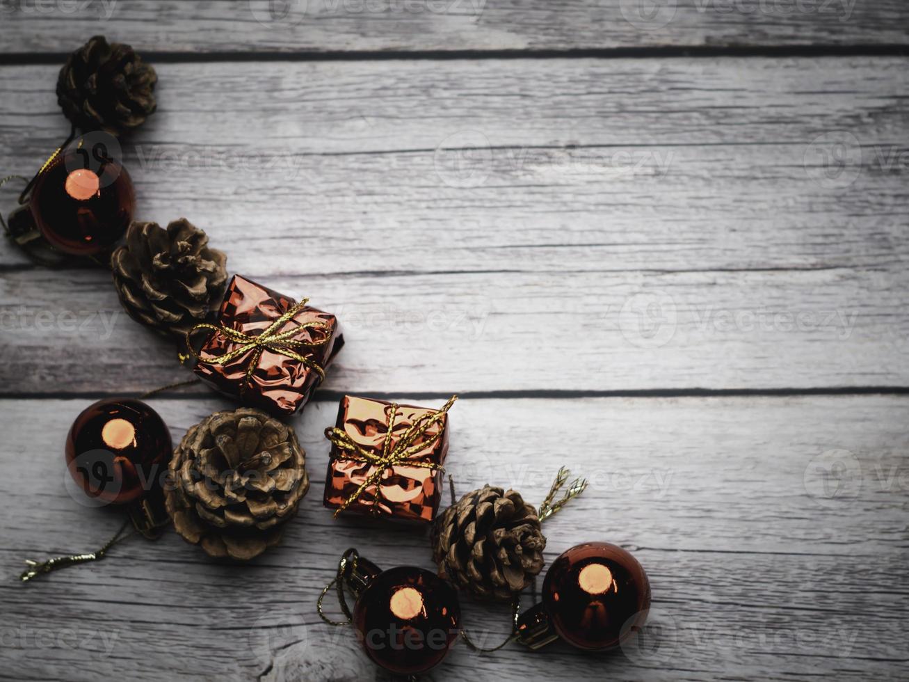 árbol de navidad y bolas de caja de regalo. guirnaldas de bokeh en el fondo borroso. bloque de cubo para contener el propósito de hacer negocios superando. desarrollando ideas para el nuevo año 2023 foto