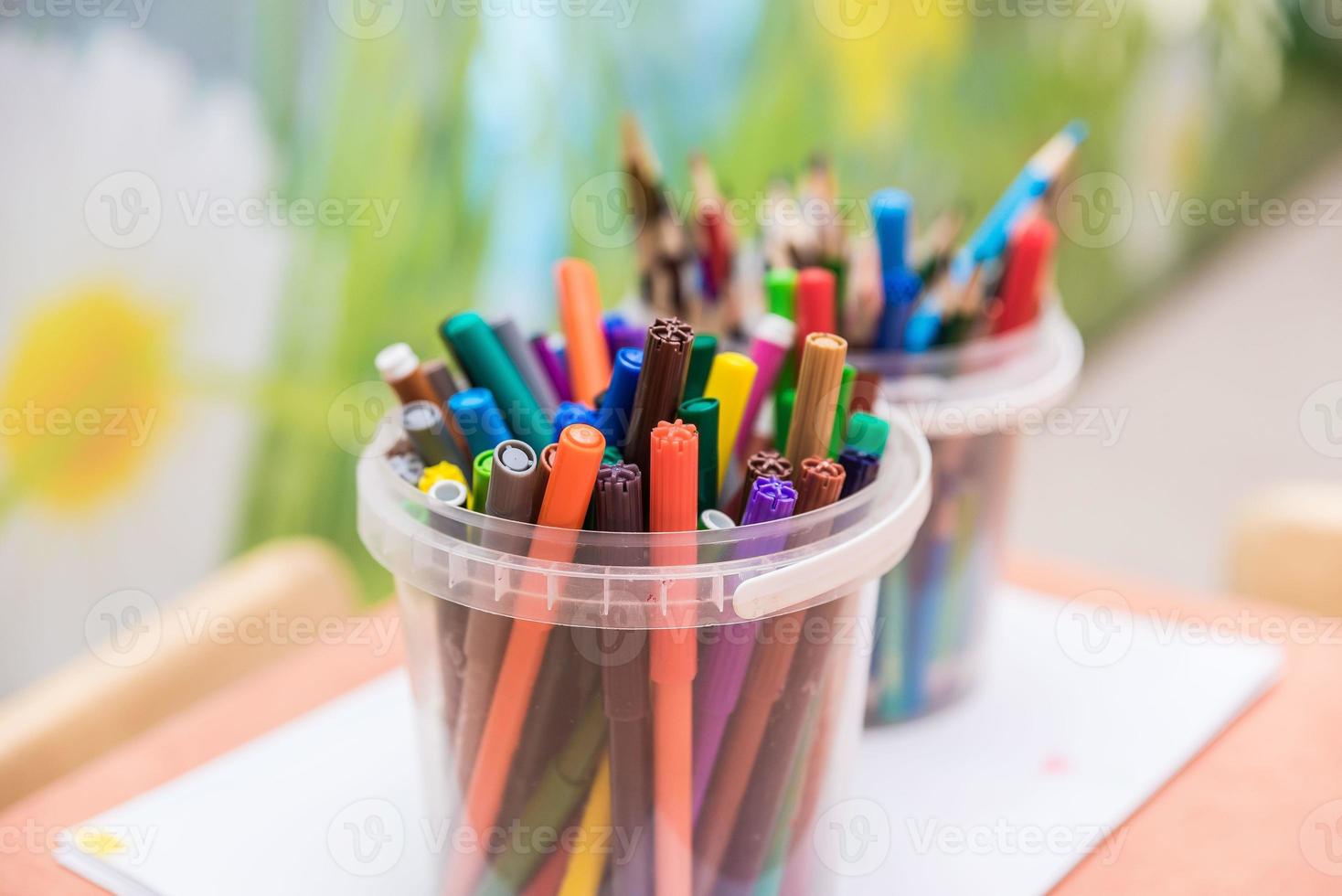 herramientas de dibujo lápices de colores en vaso de vidrio foto