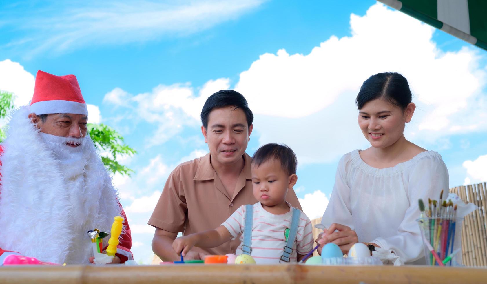 familia asiática jugando a colorear con el niño foto