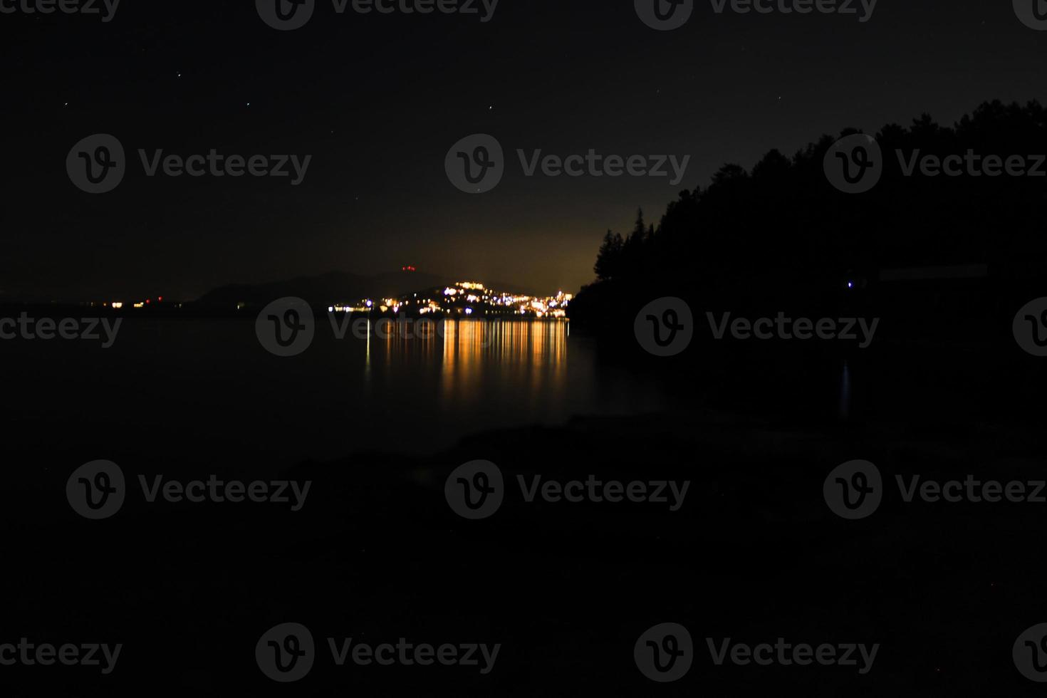 ohrid bajo el cielo estrellado de la noche foto