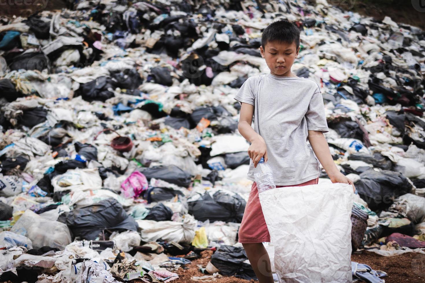 trabajo infantil los niños se ven obligados a trabajar en la basura. los niños pobres recogen basura. pobreza, violencia infantil y concepto de trata, trabajo anti-infantil, día de los derechos el 10 de diciembre. foto