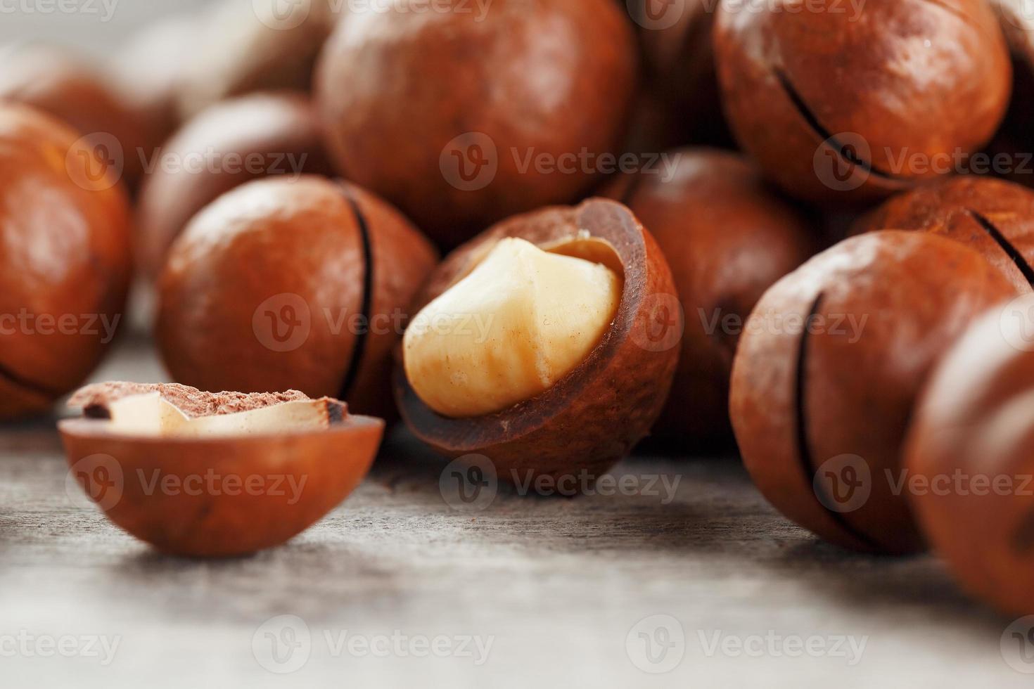 nuez de macadamia en una mesa de madera en una bolsa, primer plano, vista superior foto