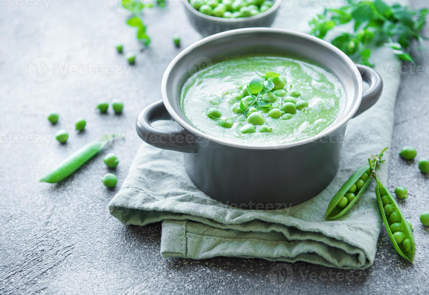 sopa de verduras frescas hecha de guisantes verdes foto