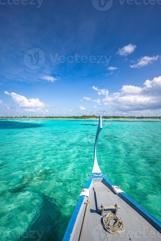 impresionantes vistas desde el barco sobre la laguna de agua de mar clara. viajes de lujo, tropical azul turquesa mediterráneo paisaje marino panorámico yate de lujo en velero blanco. hermoso crucero de ocio de vacaciones de verano exótico foto