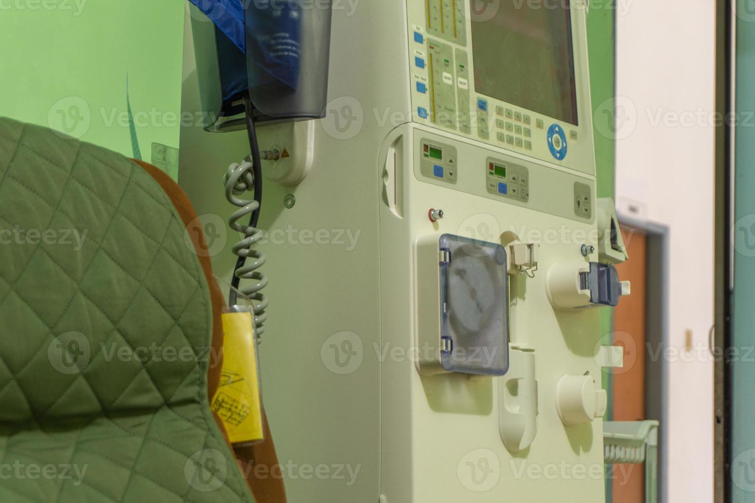 máquina de diálisis. sistema de diálisis. hemodiálisis en pacientes en el hospital. foto