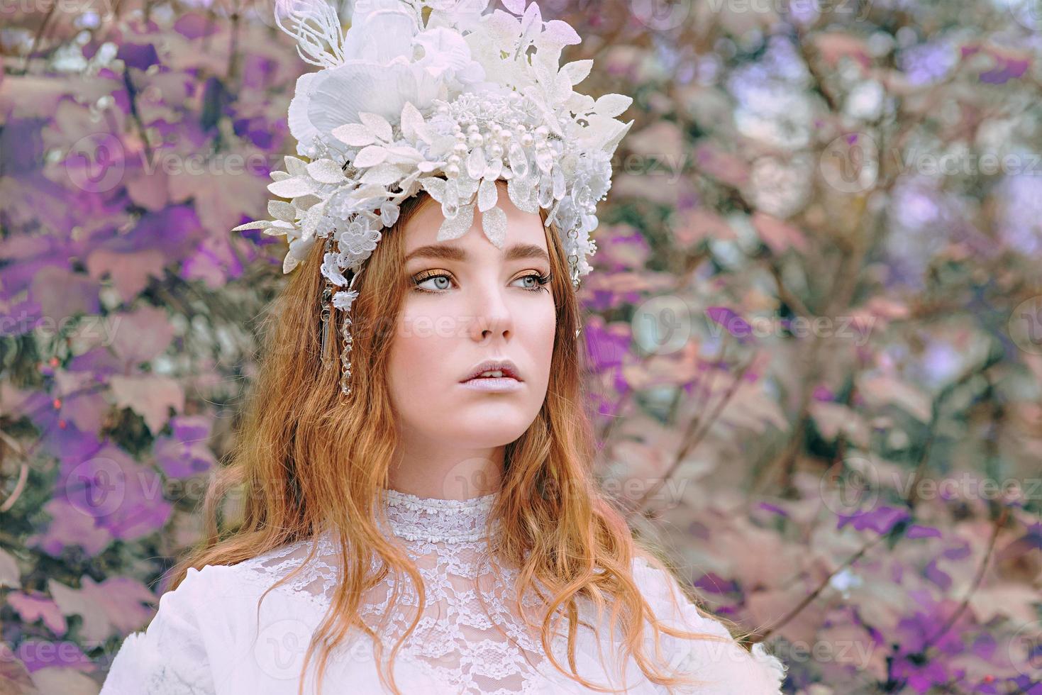 retrato de pelirroja hermosa joven princesa de nieve en una corona foto