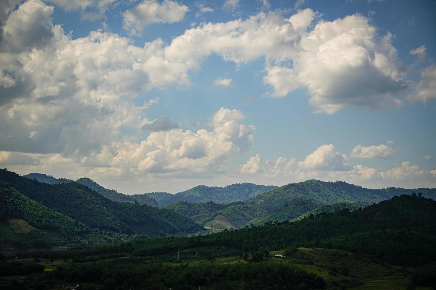 montañas y cielo en el campo tranquilo a orillas del río mekong foto