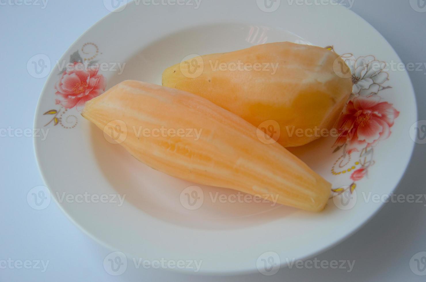 primer plano de yacón o loto de nieve en raíz de vegetales dulces y crujientes tailandeses comiendo para la dieta para perder peso y el cuidado de la salud. nombre cientifico smallanthus sonchifolius foto