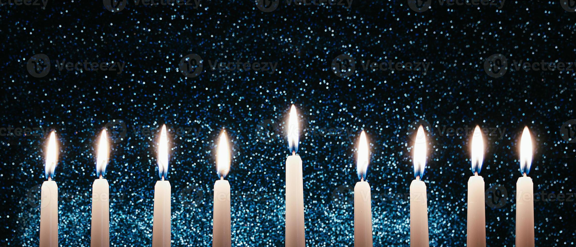 velas de hanukkah. candelabro tradicional con velas encendidas sobre fondo negro. celebrando la festividad judía religiosa. foto