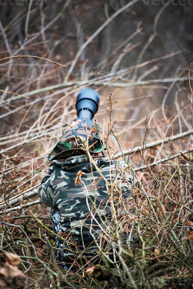 foto de caza camuflada en las ramas