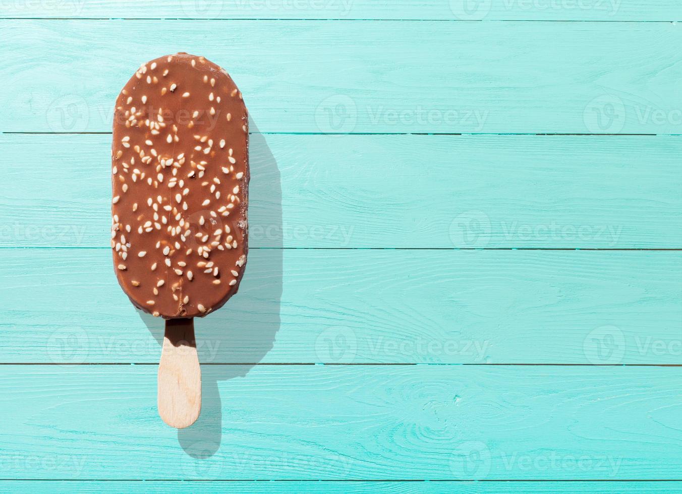 Primer plano de palitos de helado sobre fondo azul de madera rústica foto