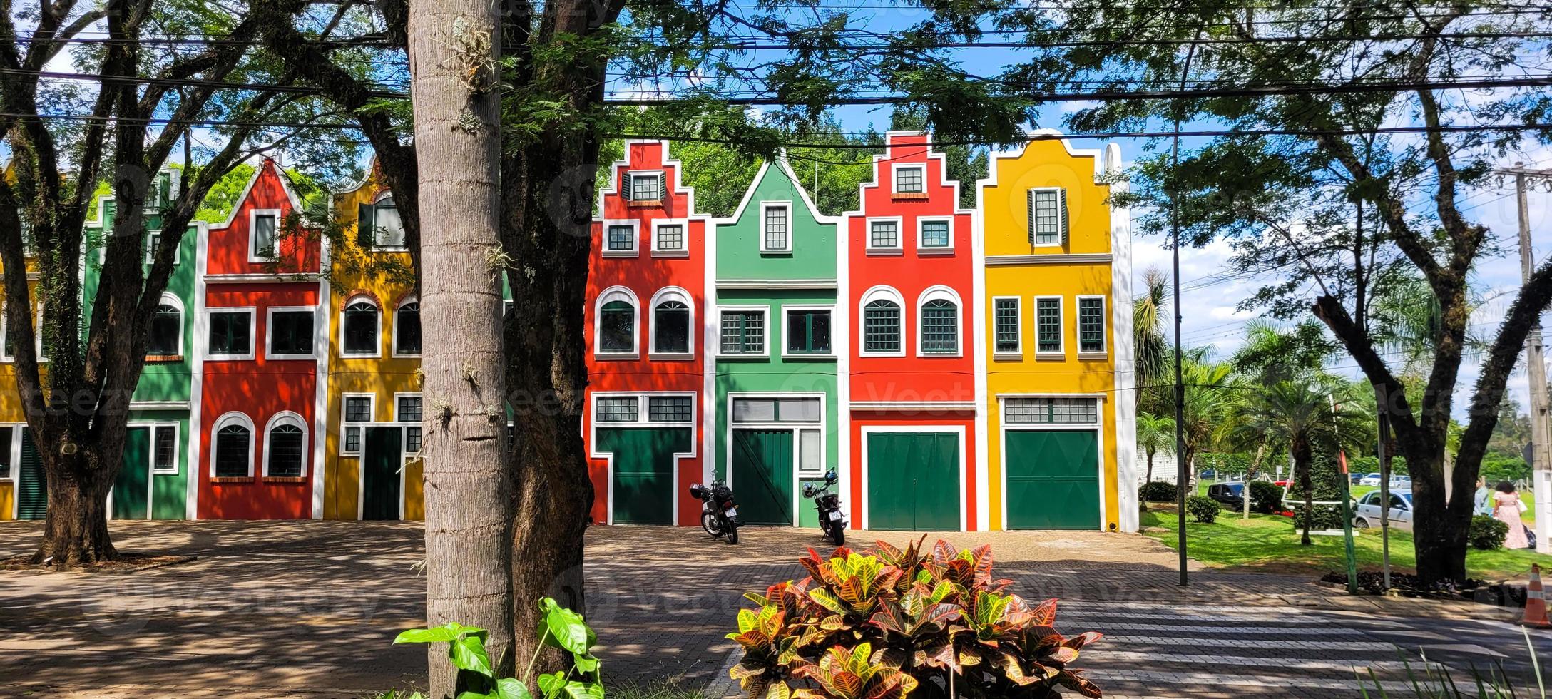 coloridas casas de holambra con vista a la calle de la ciudad foto