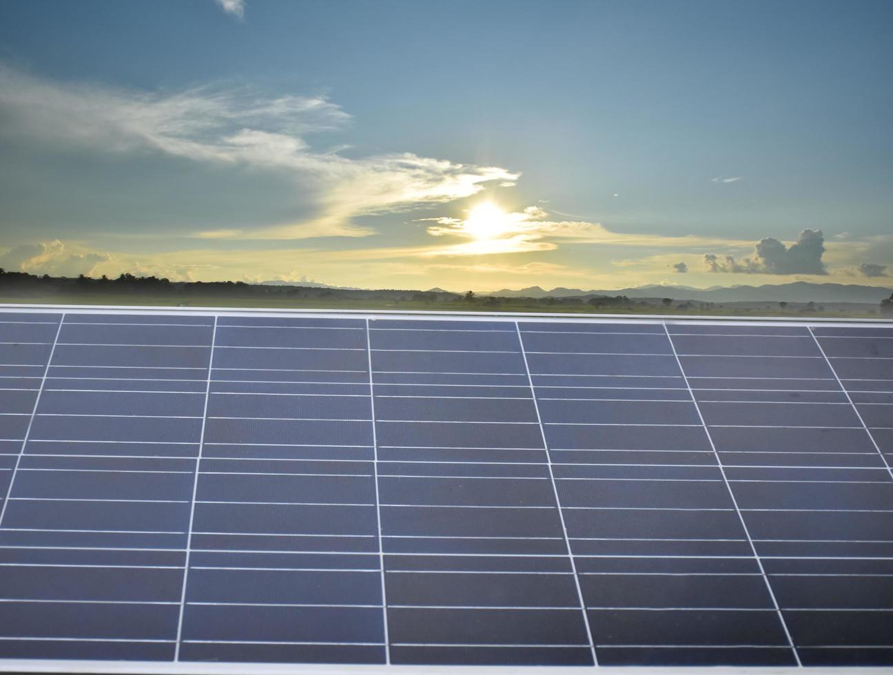 panel fotovoltaico, nueva tecnología para almacenar y utilizar la energía de la naturaleza con la vida humana, la energía sostenible y el concepto de amigo del medio ambiente. foto