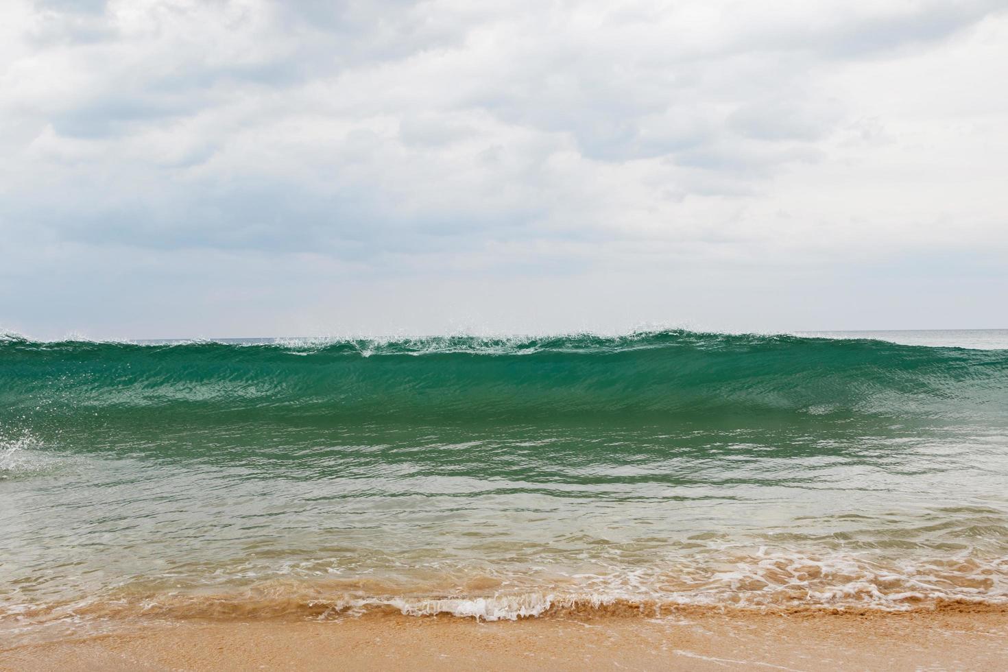 hermosa agua en el mar de andaman en tailandia foto