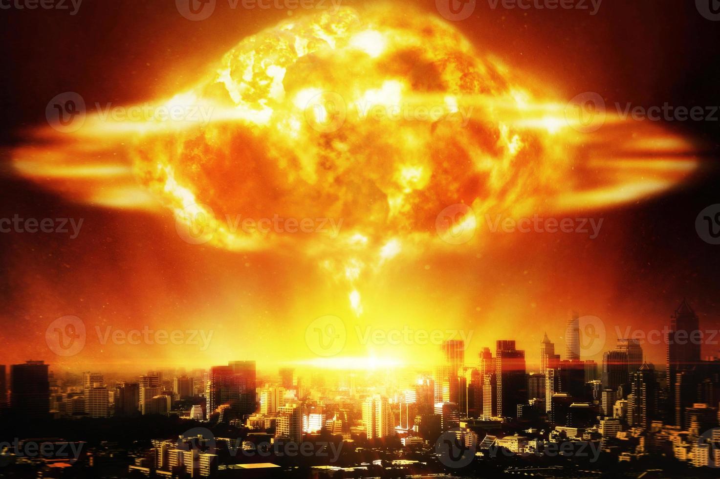 enorme explosión nuclear sobre una ciudad moderna foto