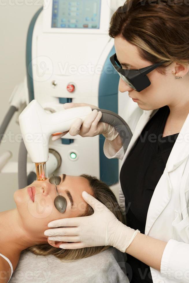 cliente mujer durante el tratamiento ipl en una clínica de cosmetología foto