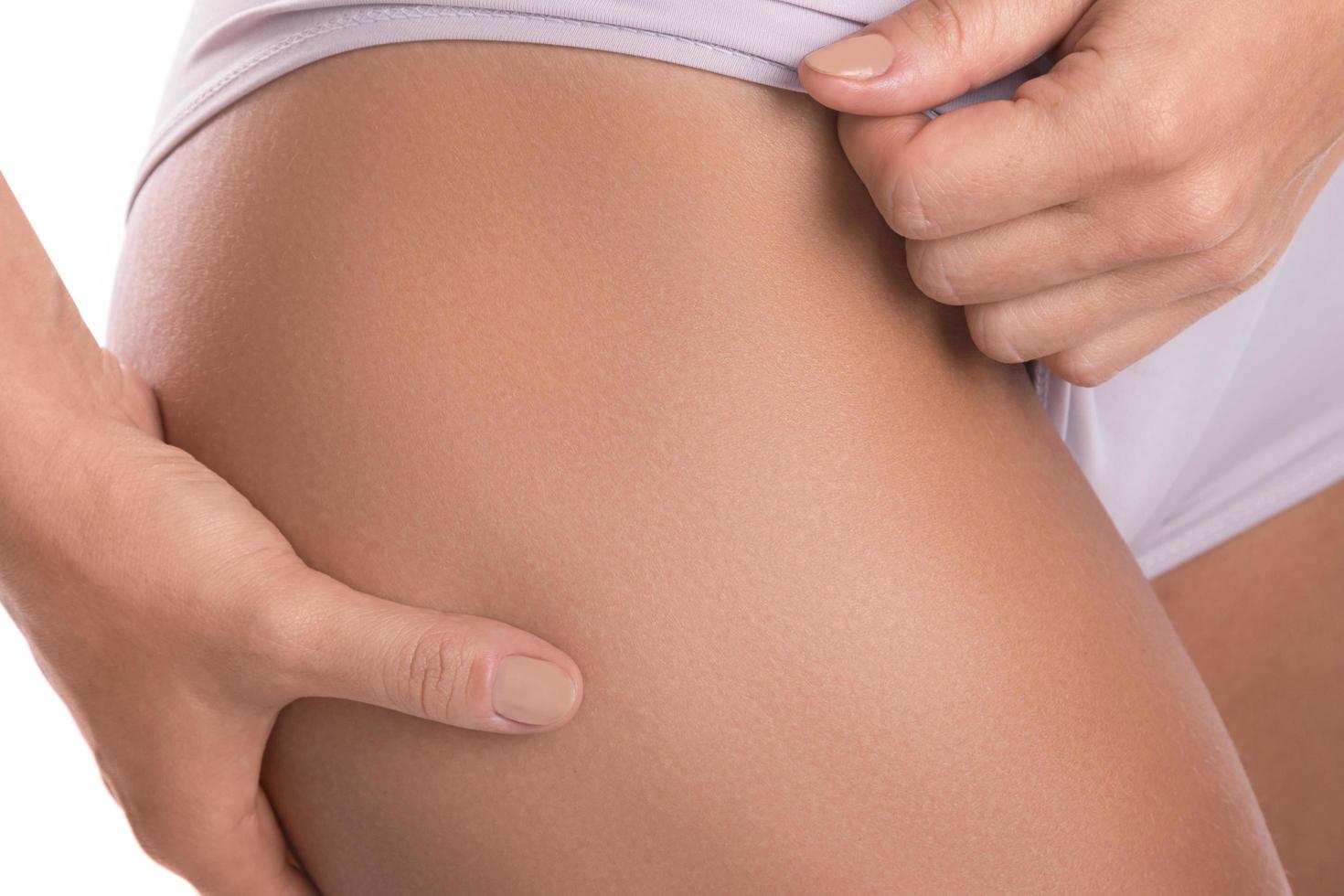 primer plano de la cadera femenina con una piel suave foto