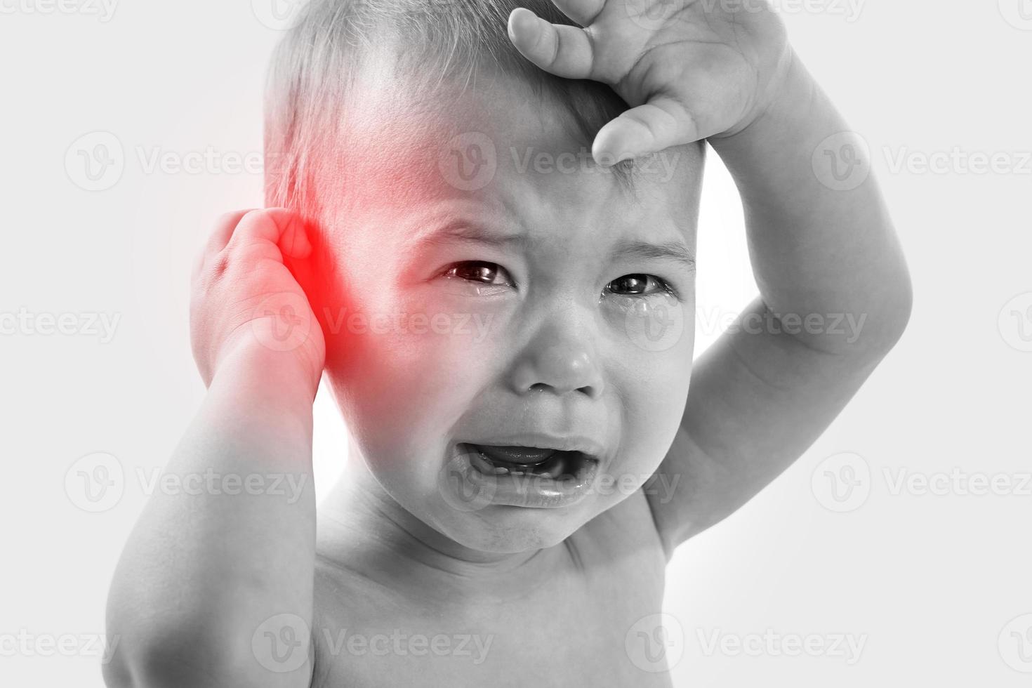 bebé llorando que sufre de dolor de oído foto
