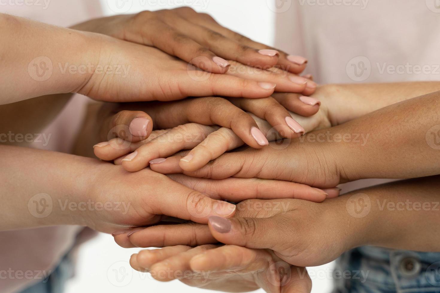 manos femeninas de diferentes etnias. diversidad multicultural y amistad. foto