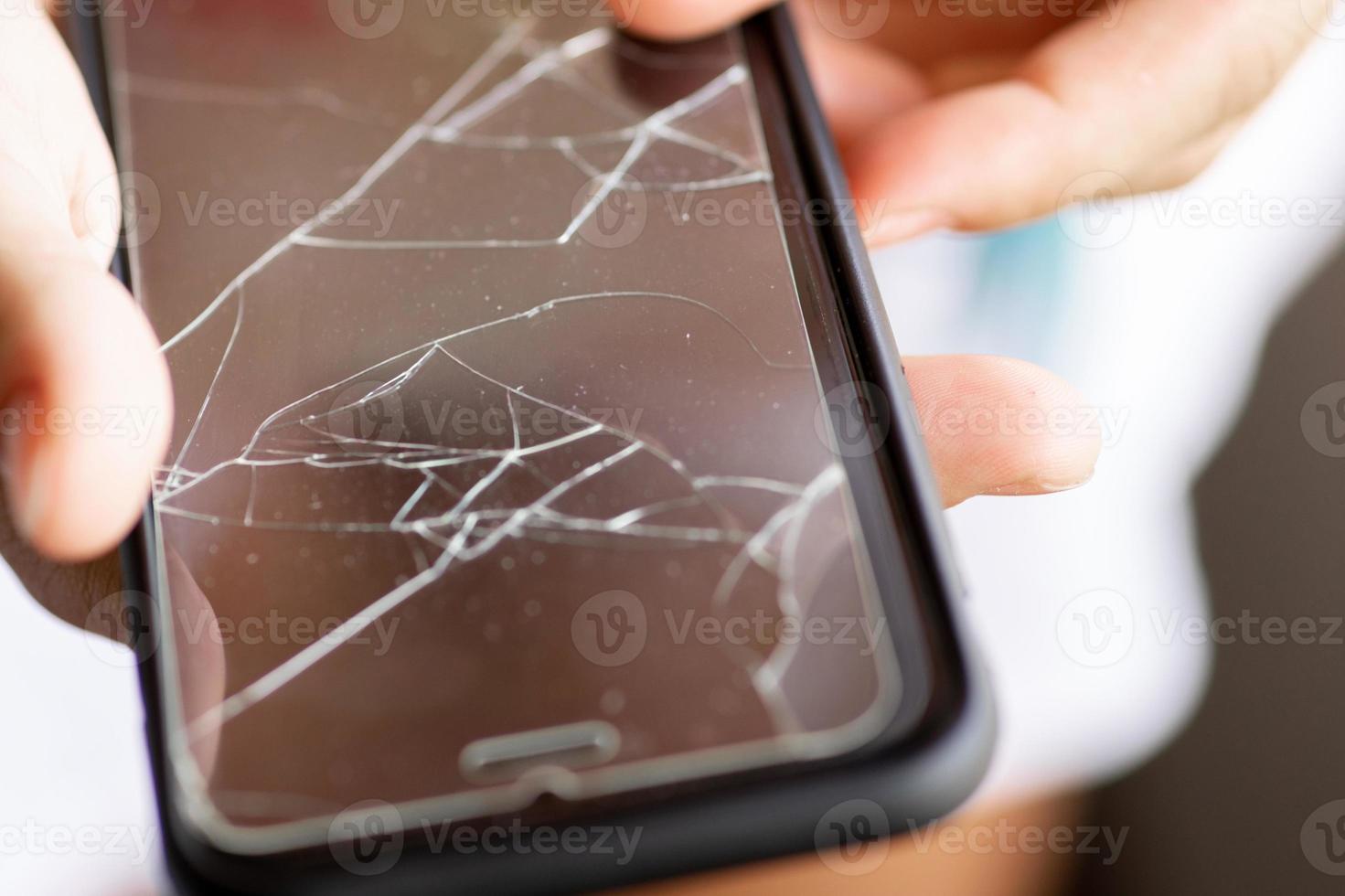 película protectora rota en la pantalla de un teléfono inteligente foto