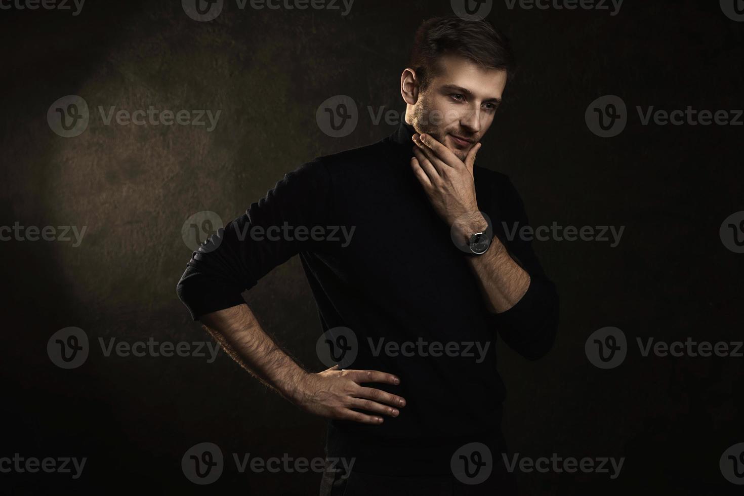 joven guapo con cuello de polo foto