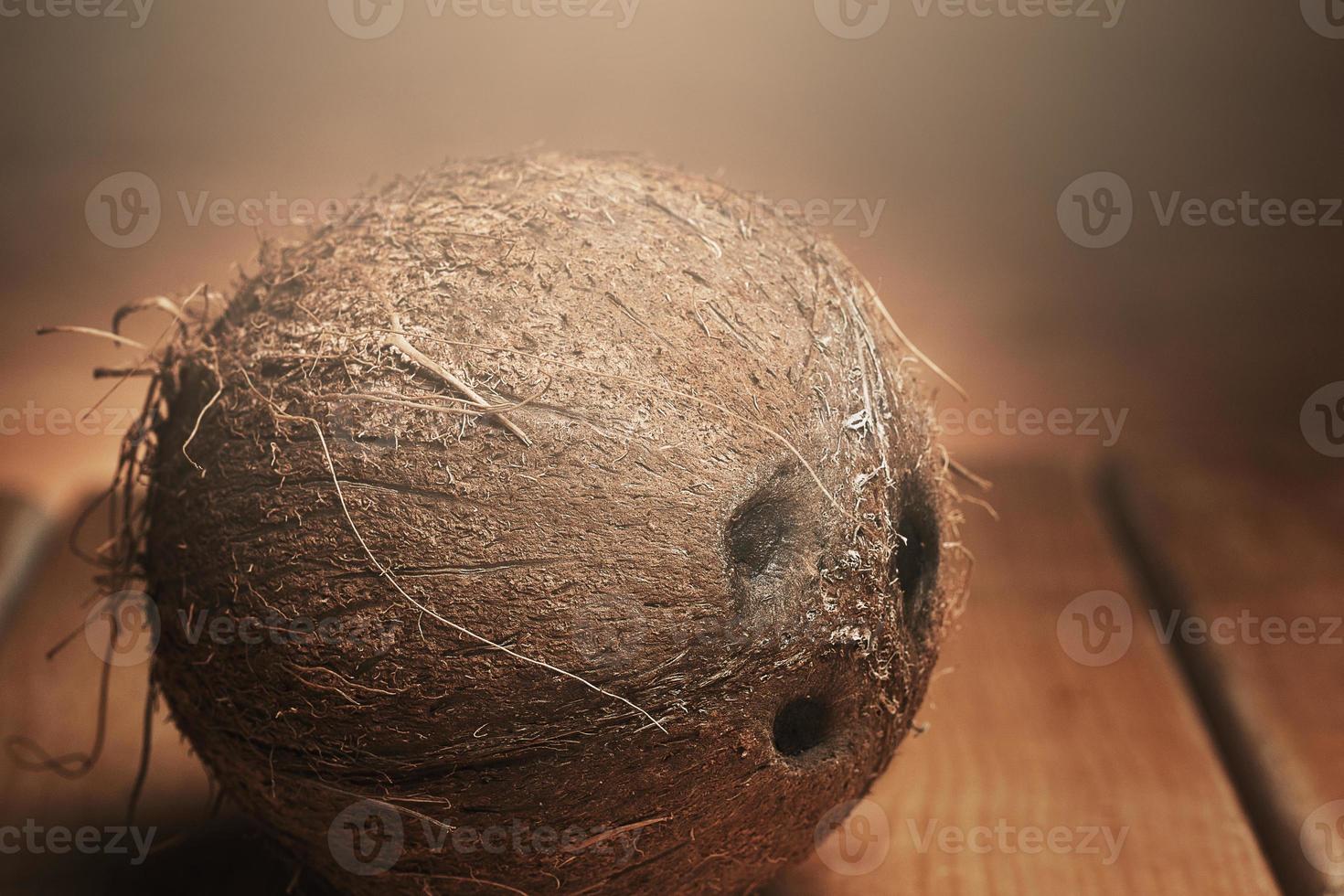 coco fresco entero sobre fondo de madera foto