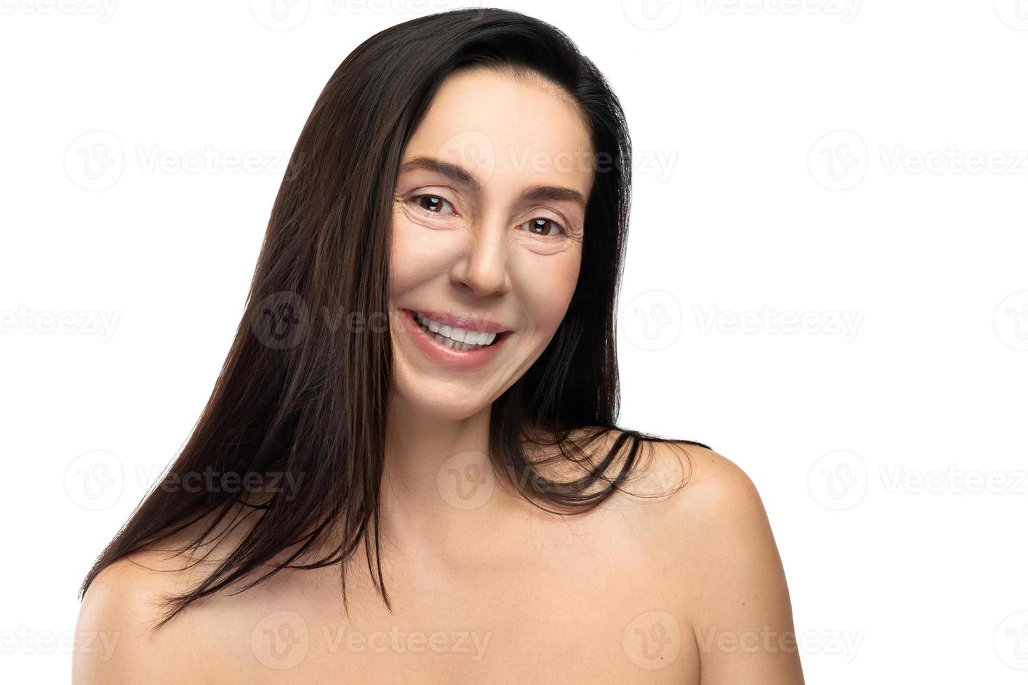 hermosa mujer de mediana edad sobre fondo blanco foto