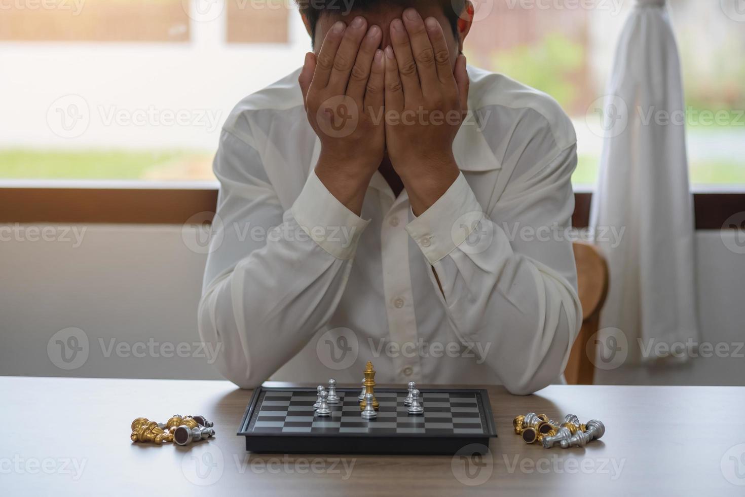 empresario decepcionado del plan de ajedrez Los empresarios están planificando sus negocios para competir con sus competidores en marketing. foto