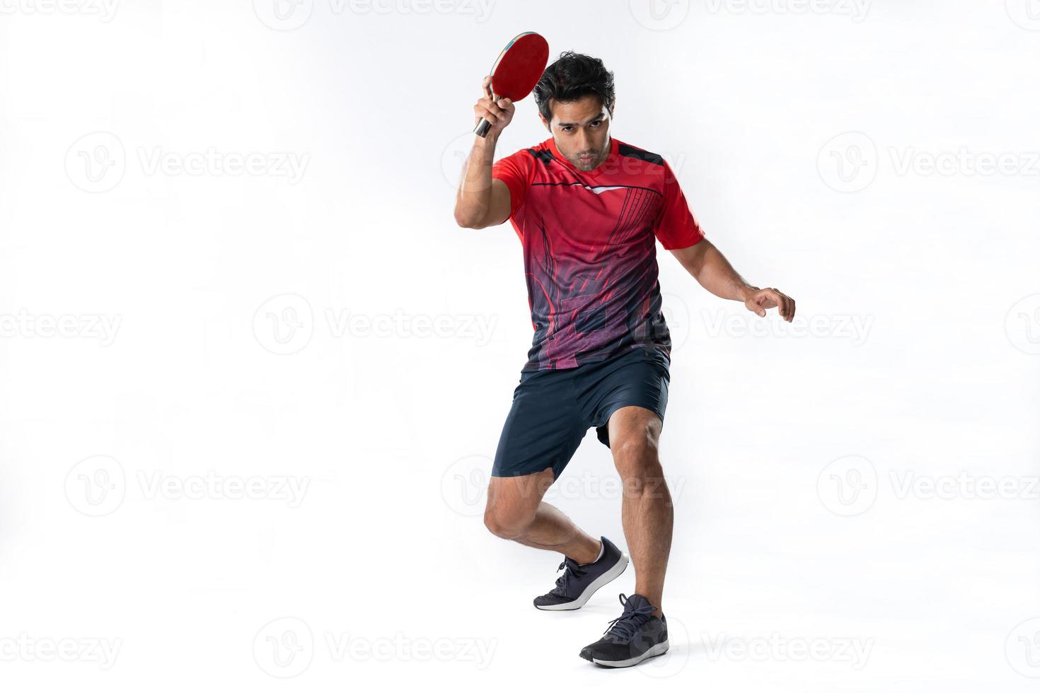 retrato de deportista atleta masculino jugando tenis de mesa aislado. foto