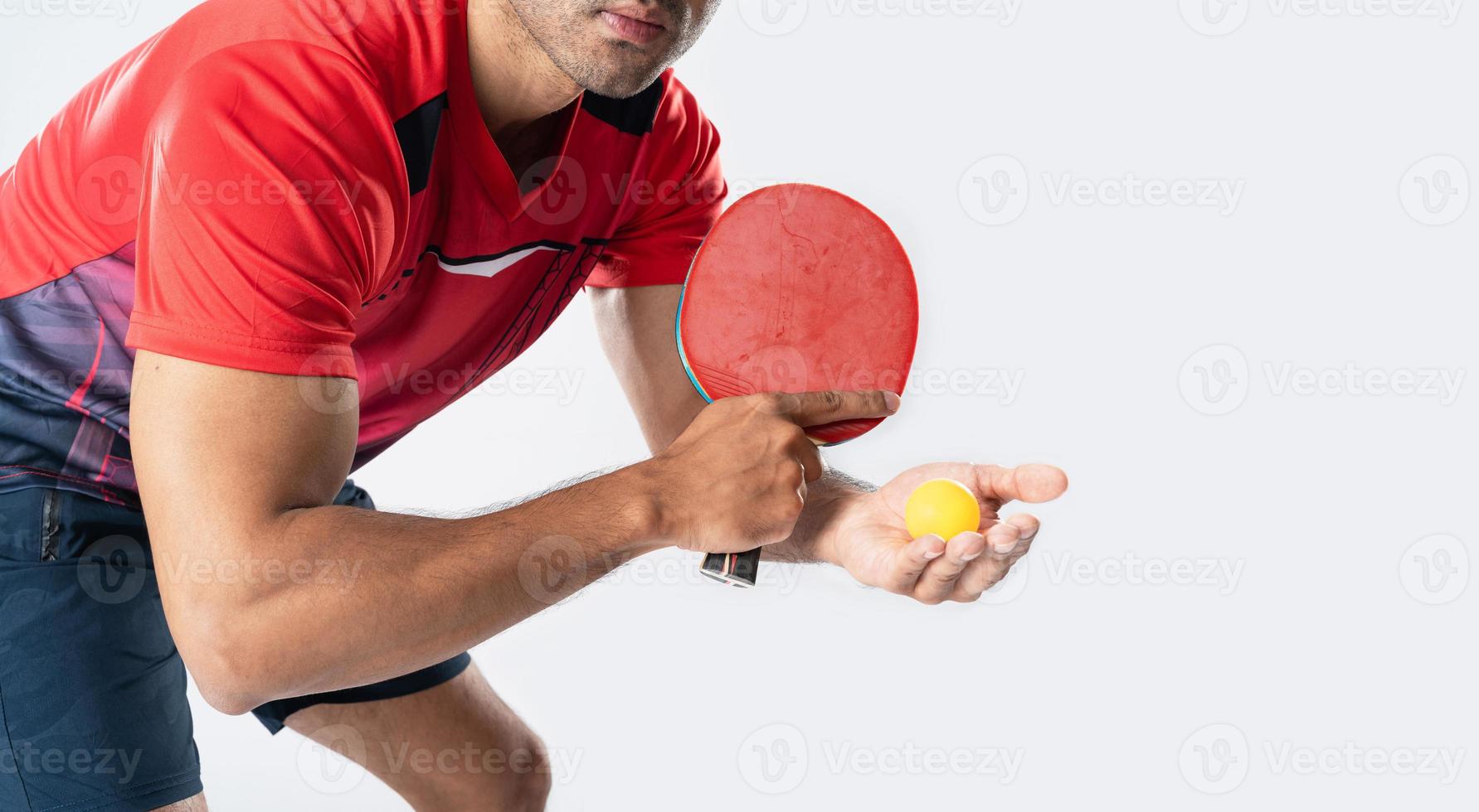 retrato de deportista atleta masculino jugando tenis de mesa aislado. foto