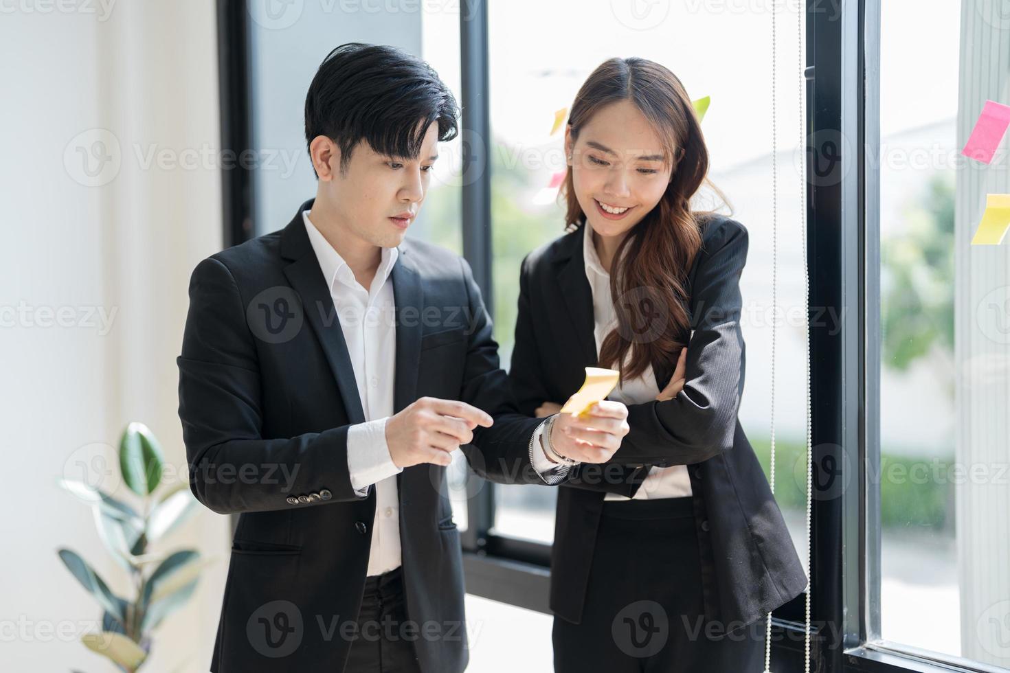 Business people discussing with each other From the note paper photo