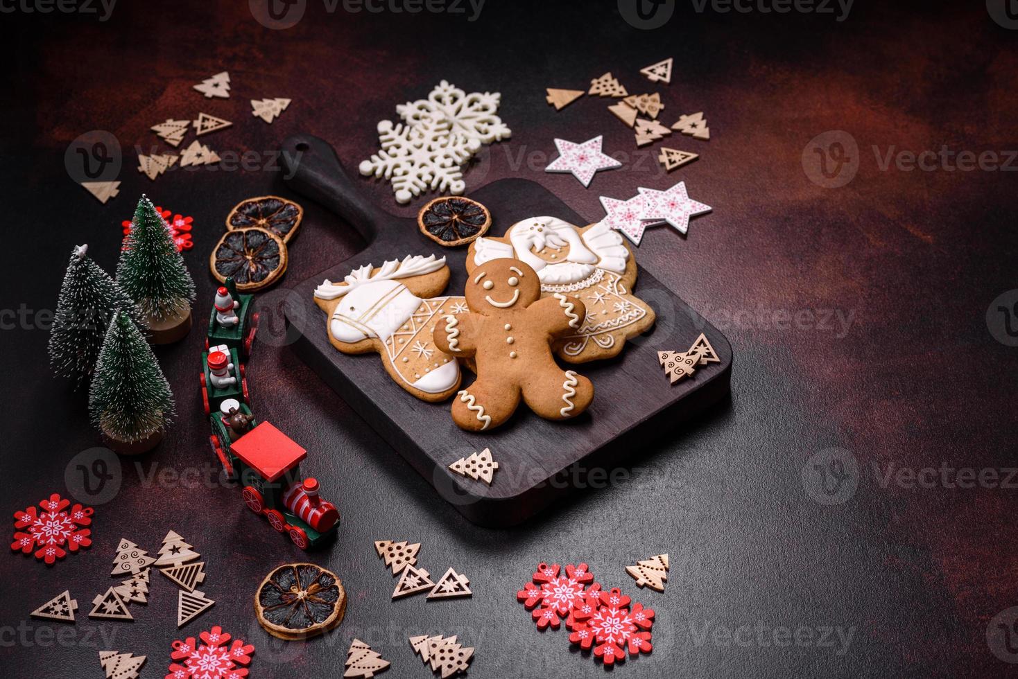 mesa navideña casera decorada con juguetes y panes de jengibre foto