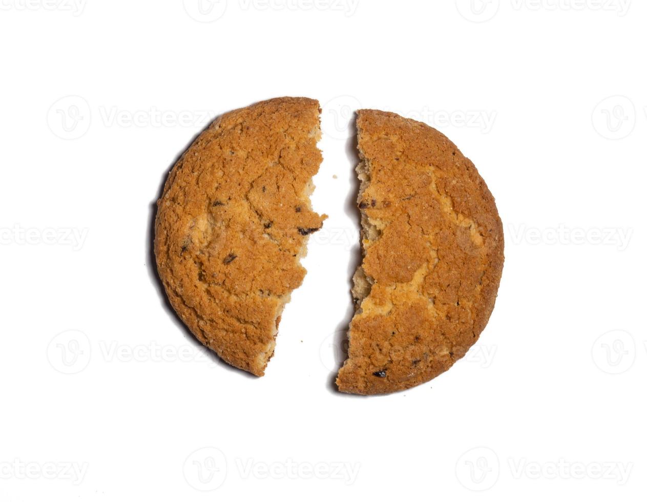 galletas de avena con pasas sobre un fondo blanco. dulces galletas de té rotas. foto