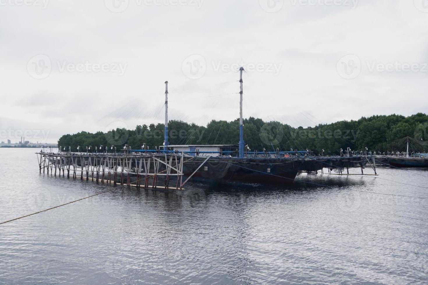 bagan o bagang es una herramienta para pescar, camarones, calamares. tipos de barcos de pesca en indonesia foto