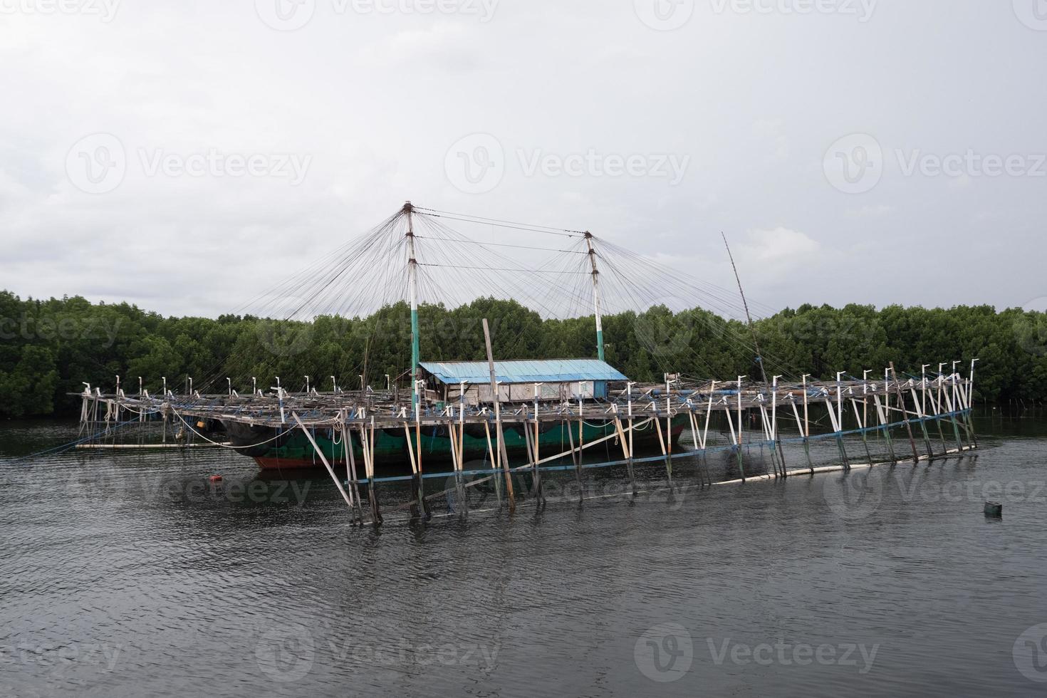 bagan o bagang es una herramienta para pescar, camarones, calamares. tipos de barcos pesqueros en indonesia foto
