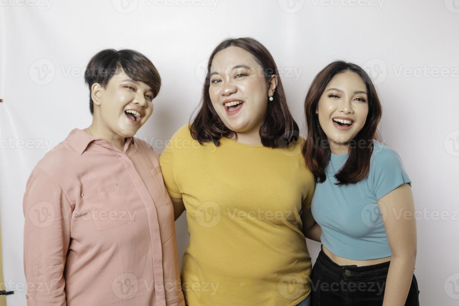 un retrato de tres amigos sonríe expresando un sentimiento feliz, aislado por un fondo blanco foto