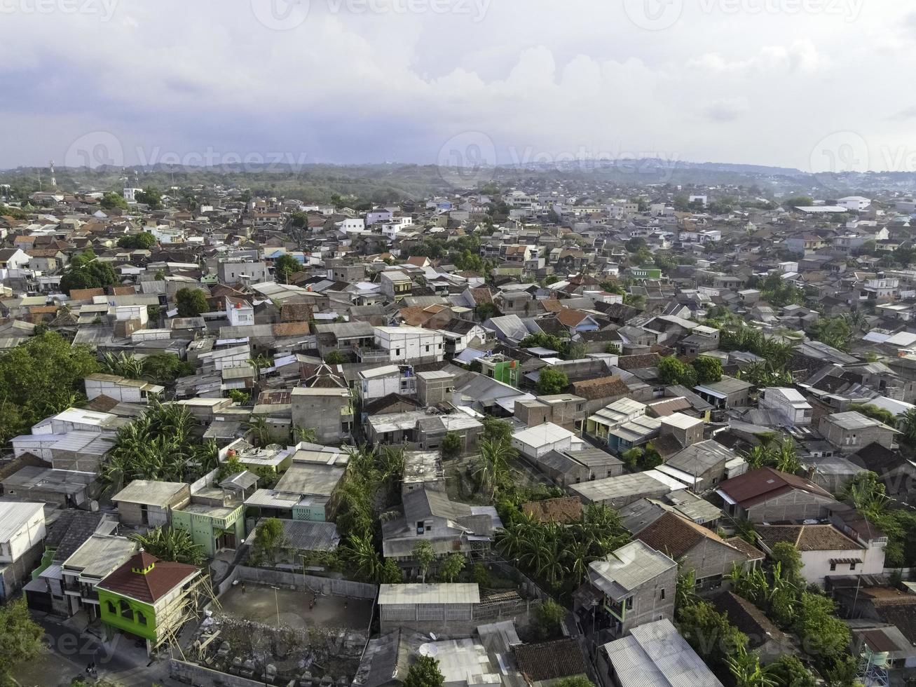 vista aérea de la escena de la ciudad rural en semarang indonesia. foto
