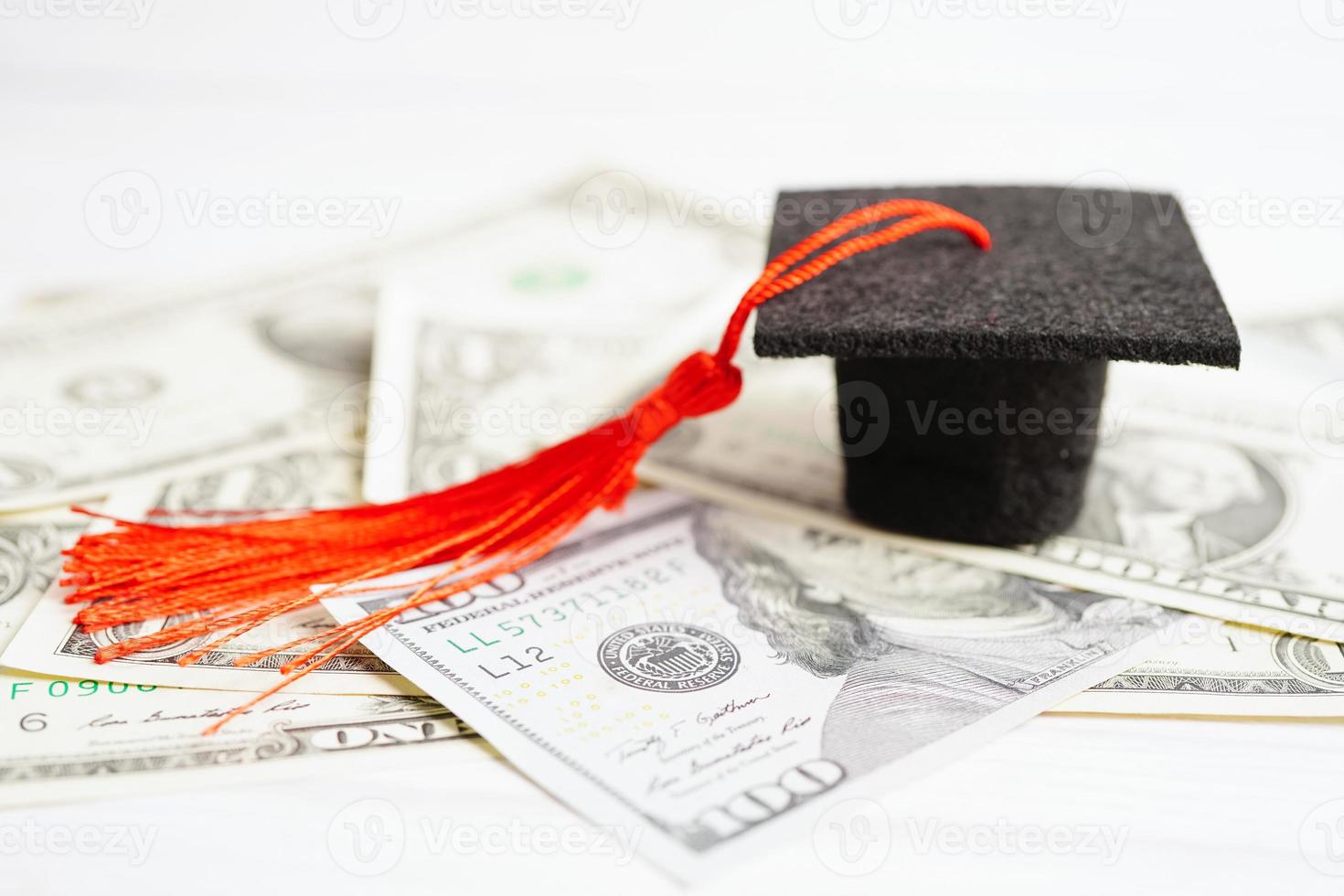 sombrero de la brecha de graduación en el dinero de los billetes en dólares estadounidenses, concepto de enseñanza de aprendizaje de la tarifa de estudio de educación. foto